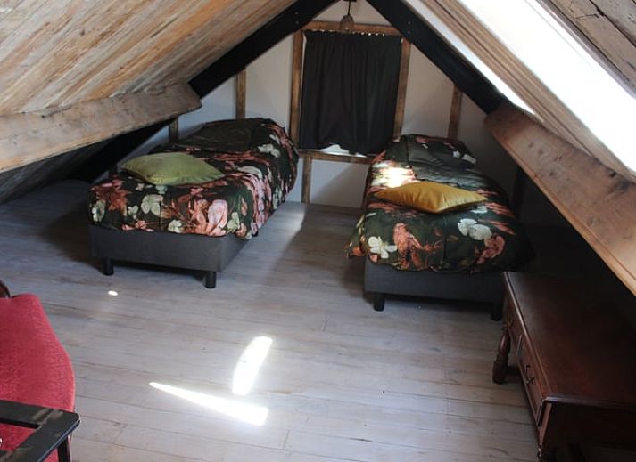 Gezellige woonkamer van Huisje in Oudelande met uitzicht op de natuur van Walcheren, Zeeland.