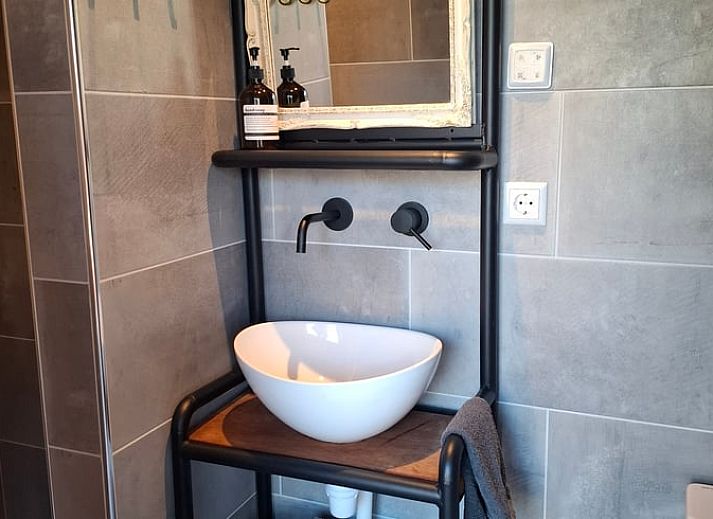 Gezellige woonkamer van Huisje in Oudelande met uitzicht op de natuur van Walcheren, Zeeland.