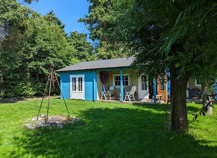 Vakantiehuisje in Oudelande met veranda omgeven door groen in Walcheren, Zeeland.