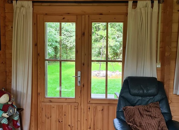 Vakantiehuisje in Oudelande met veranda omgeven door groen in Walcheren, Zeeland.