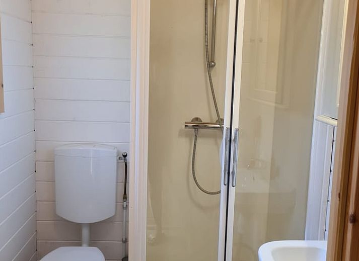 Vakantiehuisje in Oudelande met veranda omgeven door groen in Walcheren, Zeeland.