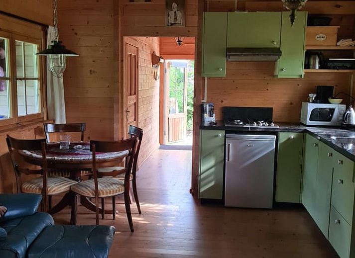 Terras van Vakantiehuisje in Oudelande, Walcheren met zitmeubilair en natuur.