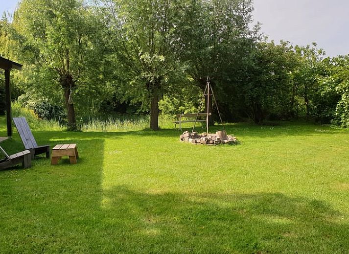 Terras van Vakantiehuisje in Oudelande, Walcheren met zitmeubilair en natuur.