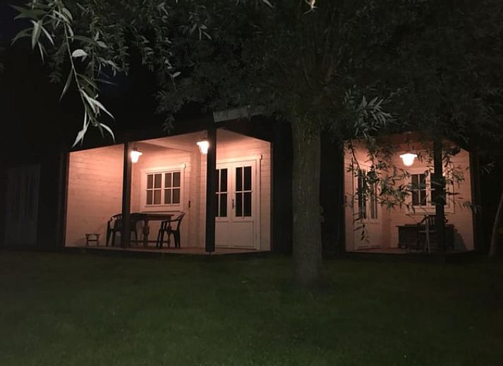 Terras van Vakantiehuisje in Oudelande, Walcheren met zitmeubilair en natuur.
