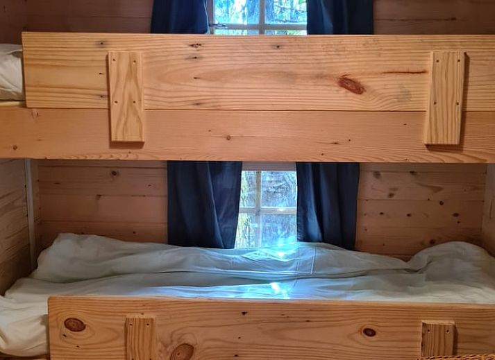 Ingang van Vakantiehuisje in Oudelande, Walcheren omringd door weelderige natuur.