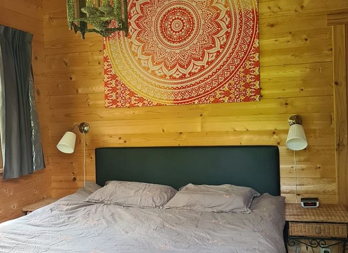 Ingang van Vakantiehuisje in Oudelande, Walcheren omringd door weelderige natuur.