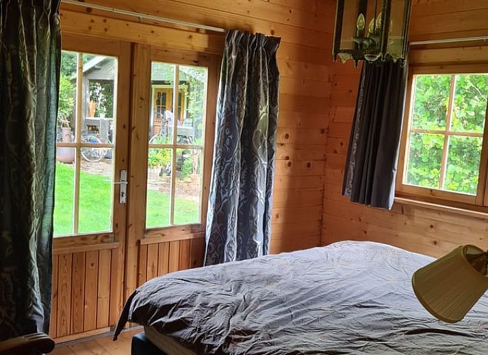 Ingang van Vakantiehuisje in Oudelande, Walcheren omringd door weelderige natuur.