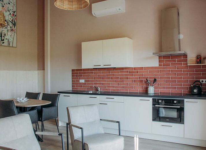 Gezellige slaapkamer met uitzicht op de natuur in Vakantiehuis in Ritthem, Zeeland.