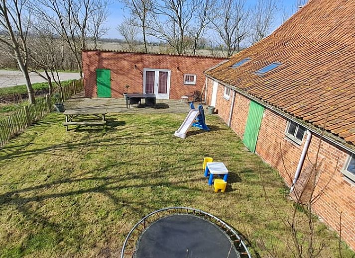 Speeltuin en terras bij Vakantiehuis in Grijpskerke, Walcheren, Zeeland. Ideaal voor gezinnen.