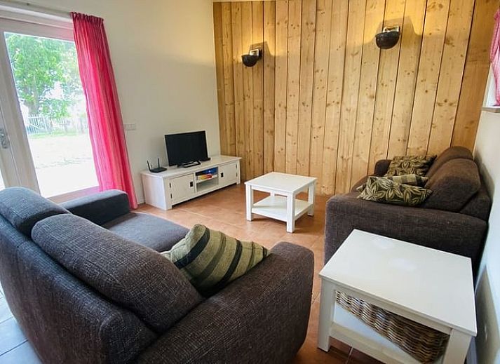 Ruime tuin bij Vakantiehuis in Grijpskerke, Walcheren, met trampoline en picknicktafel.