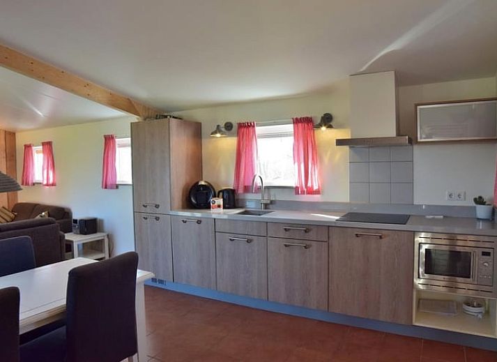 Ruime tuin bij Vakantiehuis in Grijpskerke, Walcheren, met trampoline en picknicktafel.