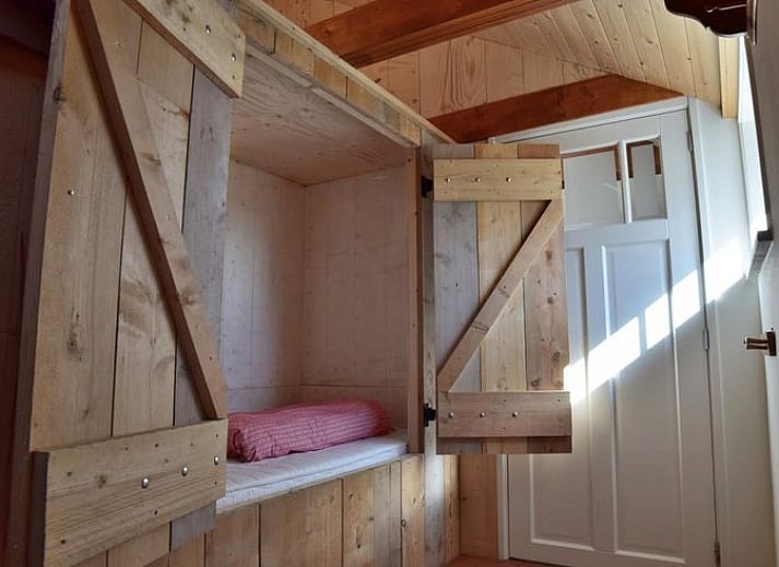 Zonnig terras met speeltoestellen bij Vakantiehuis in Grijpskerke, Walcheren, Zeeland.