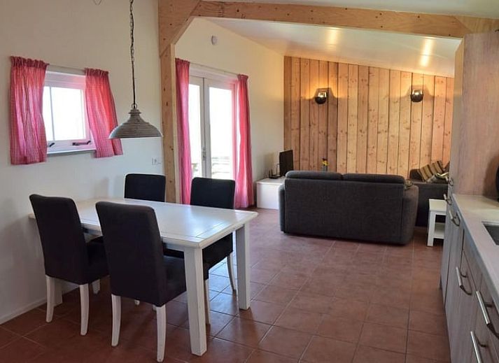 Zonnig terras met speeltoestellen bij Vakantiehuis in Grijpskerke, Walcheren, Zeeland.