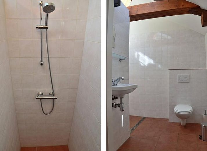 Zonnig terras met speeltoestellen bij Vakantiehuis in Grijpskerke, Walcheren, Zeeland.