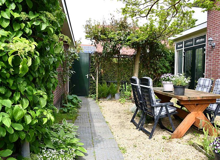 Treppe im Ferienhaus ZE1035, Grijpskerke, Walcheren mit stilvollem Holzhandlauf.