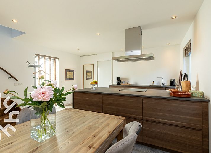 Vakantiehuis ZE1426 in Grijpskerke, Walcheren met groene tuin en zonnepanelen op het dak.