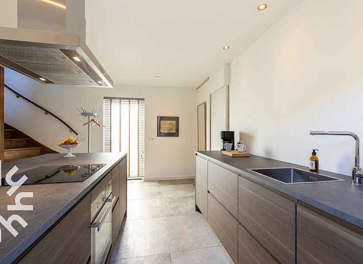 Stijlvolle badkamer met houten wastafel in vakantiehuis ZE1426, Grijpskerke, Zeeland.