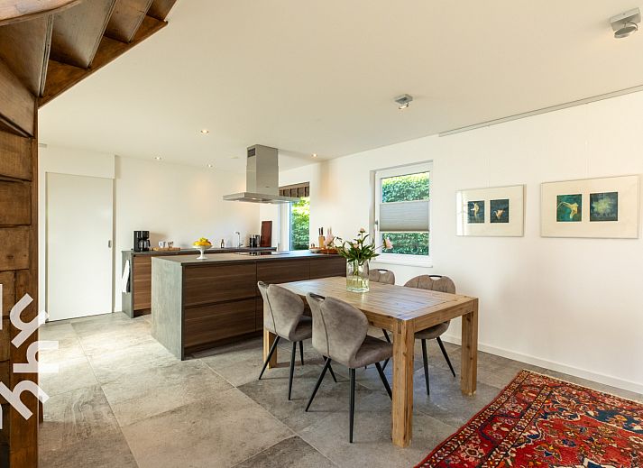 Stijlvolle badkamer met houten wastafel in vakantiehuis ZE1426, Grijpskerke, Zeeland.