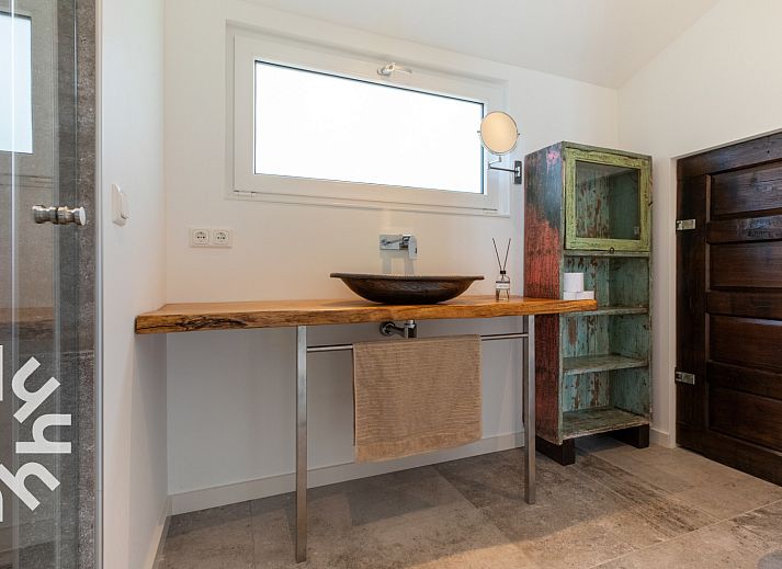 Stijlvolle badkamer met houten wastafel in vakantiehuis ZE1426, Grijpskerke, Zeeland.