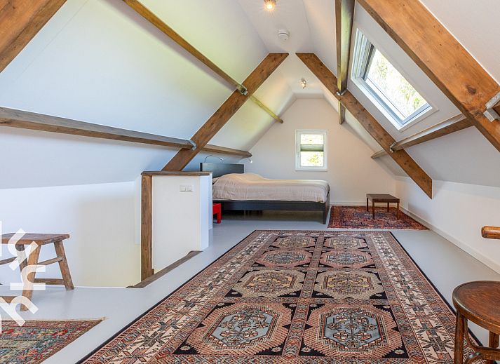 Stijlvolle badkamer met houten wastafel in vakantiehuis ZE1426, Grijpskerke, Zeeland.