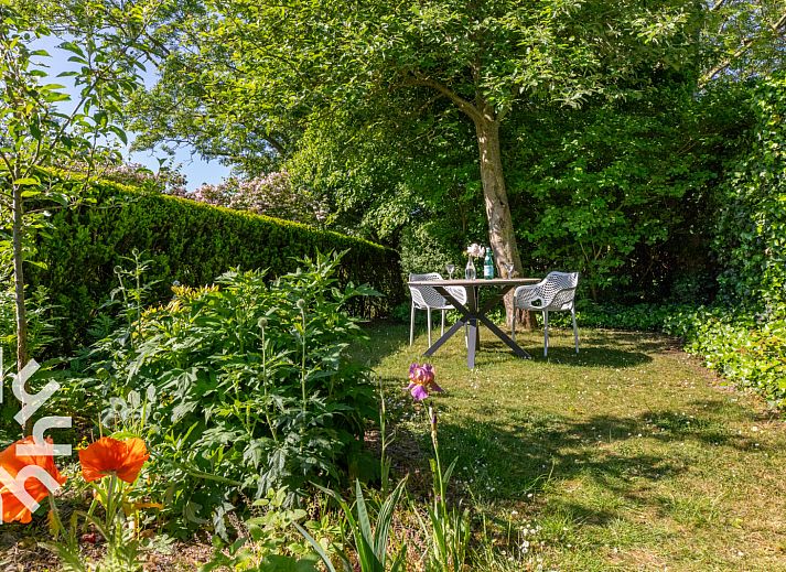 Inloopdouche met natuurstenen tegels in vakantiehuis ZE1426, Walcheren, Zeeland.