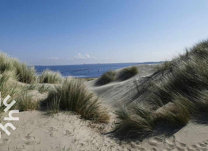 Inloopdouche met natuurstenen tegels in vakantiehuis ZE1426, Walcheren, Zeeland.