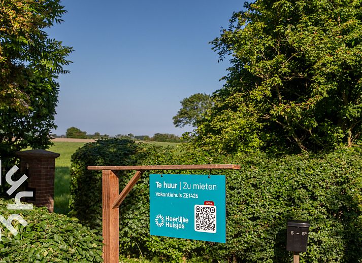Inloopdouche met natuurstenen tegels in vakantiehuis ZE1426, Walcheren, Zeeland.