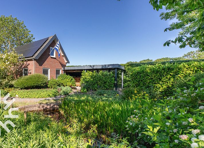 Inloopdouche met natuurstenen tegels in vakantiehuis ZE1426, Walcheren, Zeeland.