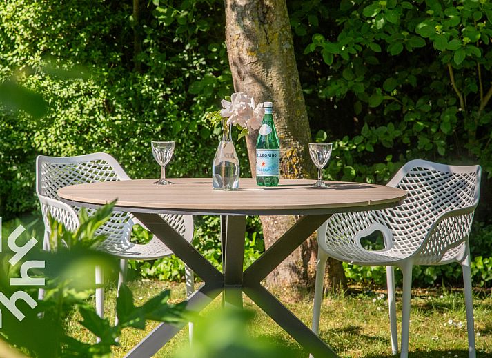 Zolderkamer met houten balken in vakantiehuis ZE1426, Grijpskerke, Zeeland.