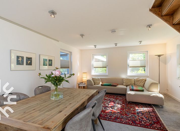 Zolderkamer met houten balken in vakantiehuis ZE1426, Grijpskerke, Zeeland.