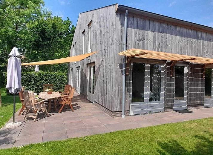 VZ629 Vakantieappartement Grijpskerke, terras met houten stoelen in de natuur van Walcheren, Zeeland.