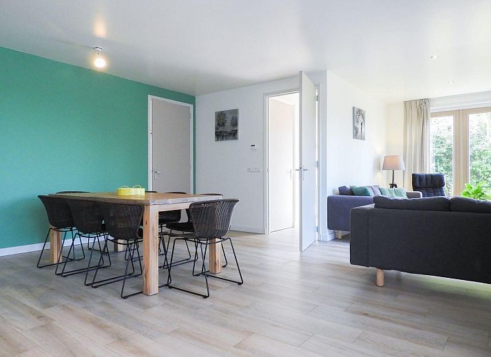 VZ629 Vakantieappartement Grijpskerke, terras met houten stoelen in de natuur van Walcheren, Zeeland.