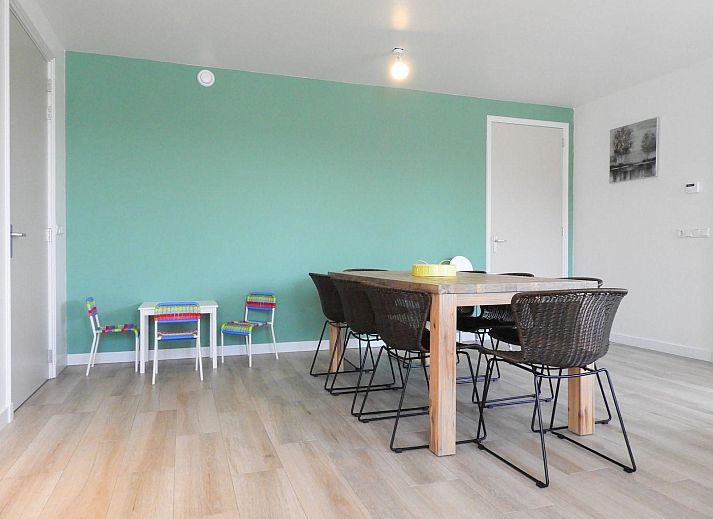 VZ629 Vakantieappartement Grijpskerke, terras met houten stoelen in de natuur van Walcheren, Zeeland.