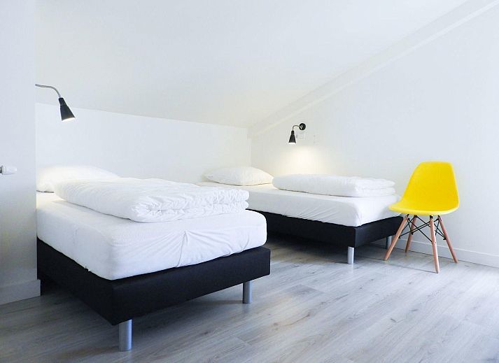 VZ629 Vakantieappartement Grijpskerke, moderne eetkamer met houten tafel in Zeeland.