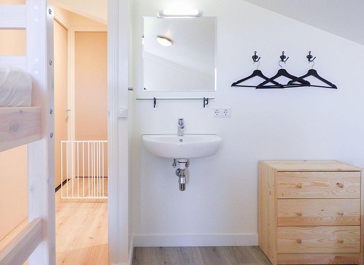 VZ629 Vakantieappartement Grijpskerke, moderne eetkamer met houten tafel in Zeeland.