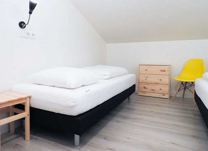 VZ629 Vakantieappartement Grijpskerke, moderne eetkamer met houten tafel in Zeeland.