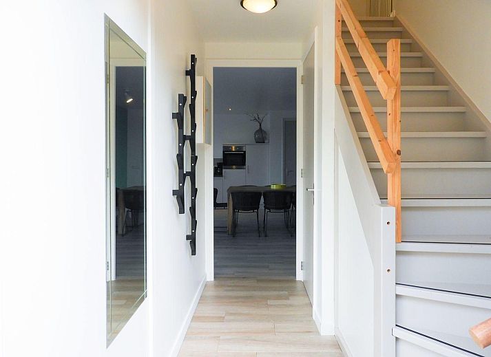 VZ629 Vakantieappartement Grijpskerke, kindvriendelijke eetruimte met kleurrijke stoelen in Grijpskerke, Zeeland.