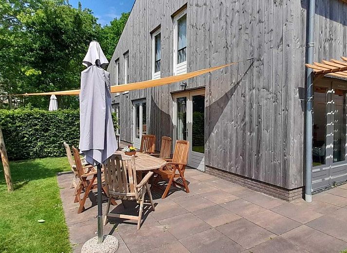 VZ629 Vakantieappartement Grijpskerke, kindvriendelijke eetruimte met kleurrijke stoelen in Grijpskerke, Zeeland.