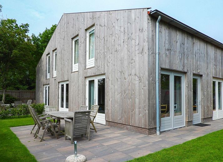 VZ661 Appartement Grijpskerke, vakantiehuis in Grijpskerke, Walcheren met houten gevel en terras.