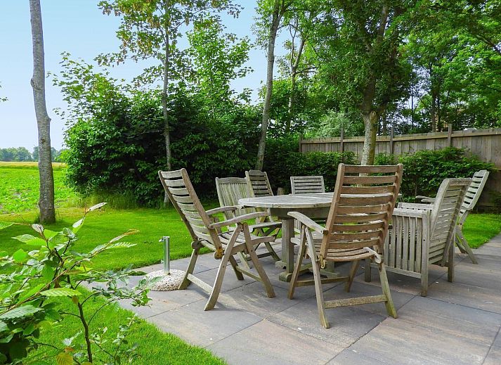 VZ661 Appartement Grijpskerke, vakantiehuis in Grijpskerke, Walcheren met houten gevel en terras.