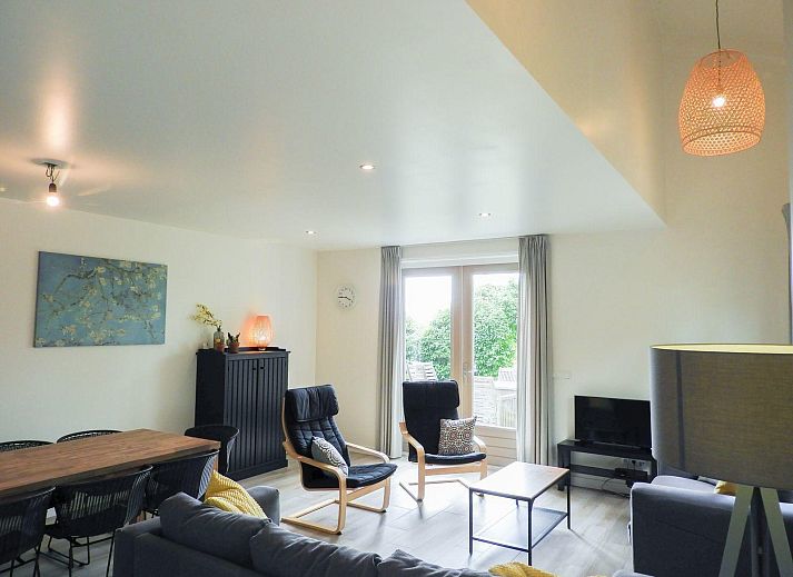 VZ661 Appartement Grijpskerke, vakantiehuis in Grijpskerke, Walcheren met houten gevel en terras.