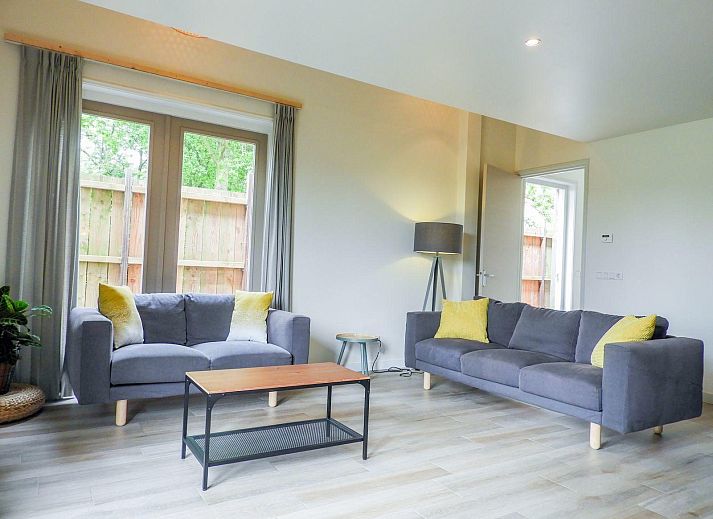 Terras bij VZ661 Appartement Grijpskerke, vakantieverblijf in Zeeland, omringd door groen.