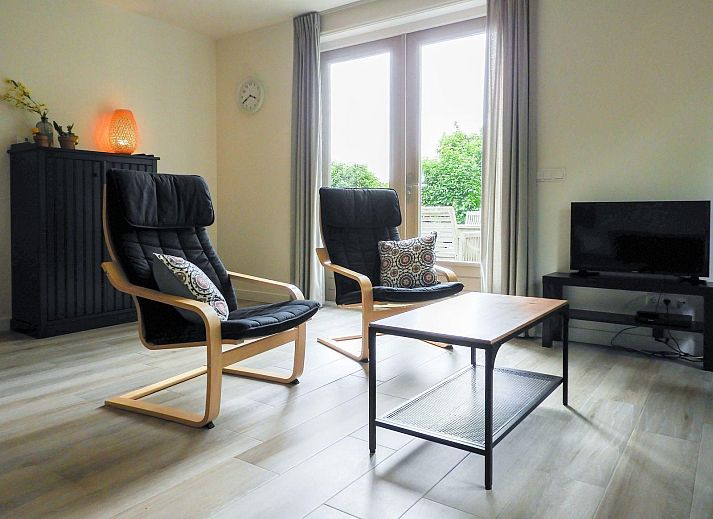 Terras bij VZ661 Appartement Grijpskerke, vakantieverblijf in Zeeland, omringd door groen.