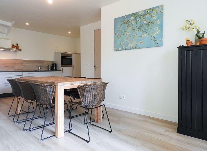 Terras bij VZ661 Appartement Grijpskerke, vakantieverblijf in Zeeland, omringd door groen.