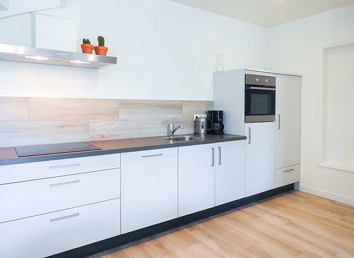 Terras bij VZ661 Appartement Grijpskerke, vakantieverblijf in Zeeland, omringd door groen.