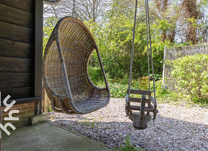 Lichte binnenruimte van vakantiehuis ZE126 in Grijpskerke, Walcheren, met uitzicht op de binnenplaats.
