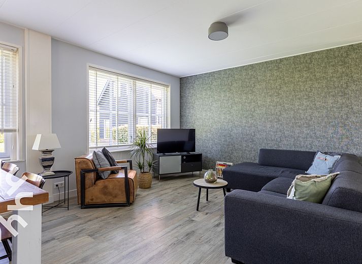 Lichte binnenruimte van vakantiehuis ZE126 in Grijpskerke, Walcheren, met uitzicht op de binnenplaats.