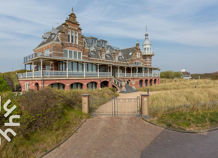 Lichte binnenruimte van vakantiehuis ZE126 in Grijpskerke, Walcheren, met uitzicht op de binnenplaats.