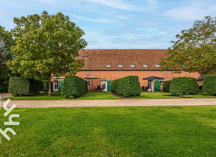 Gezellig terras bij vakantiehuis ZE135 in Grijpskerke, Walcheren, met tuintafel.