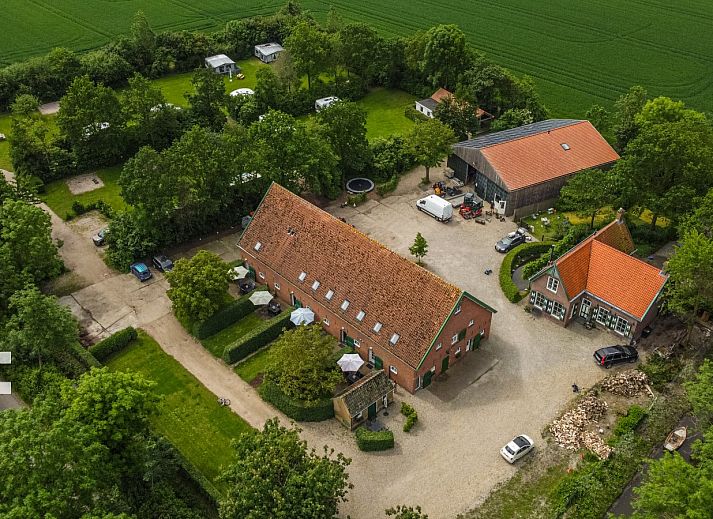Sonnige Terrasse mit Sonnenschirmen im Ferienhaus ZE137 in Grijpskerke, Walcheren, Zeeland.